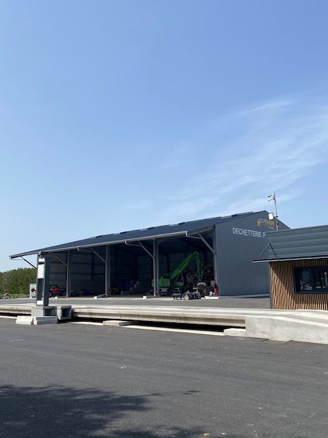 Hangar abritant une machine