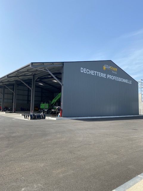 Hangar avec inscrit déchetterie professionnelle
