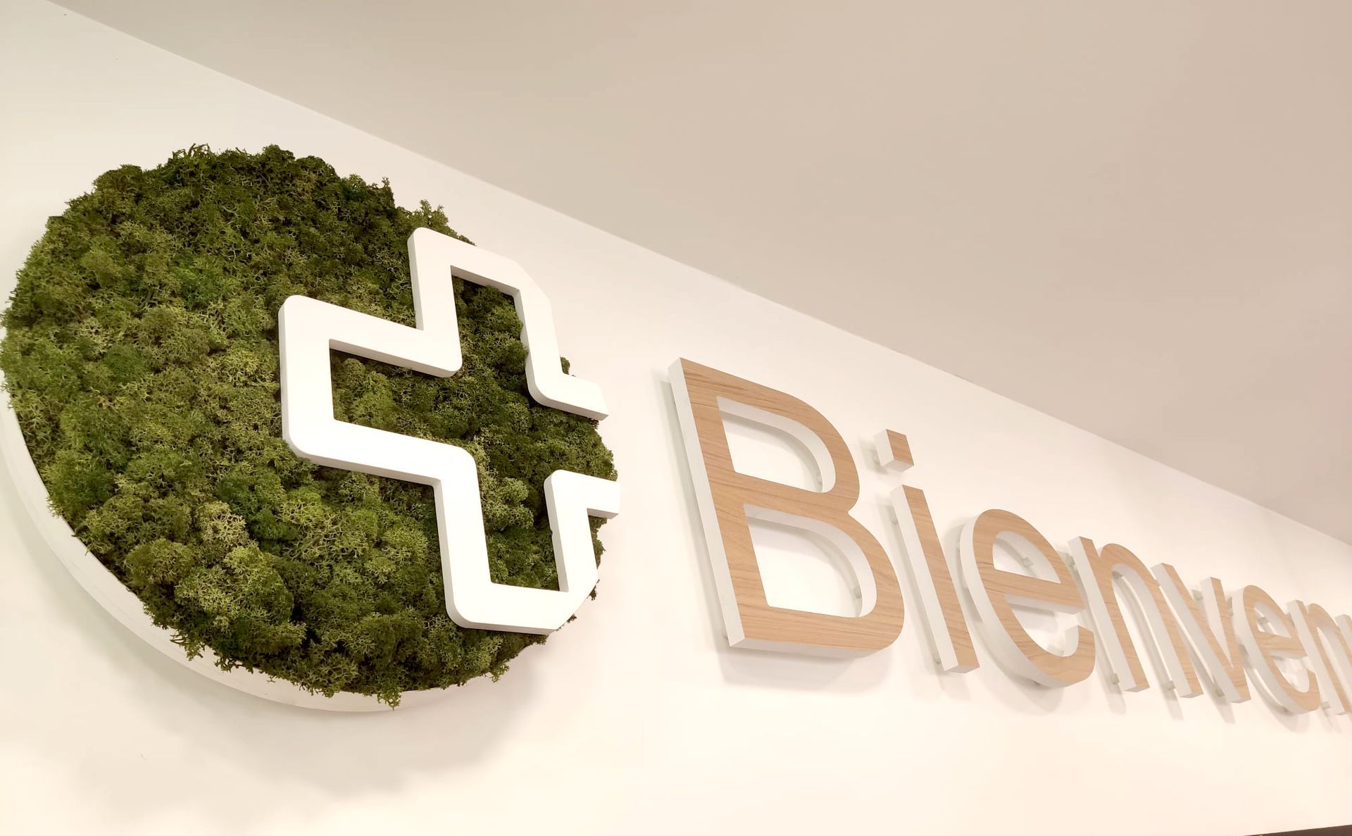 Lettres découpées & panneaux plaques