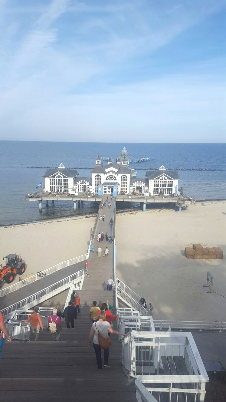Seebrücke Sellin mit Strand