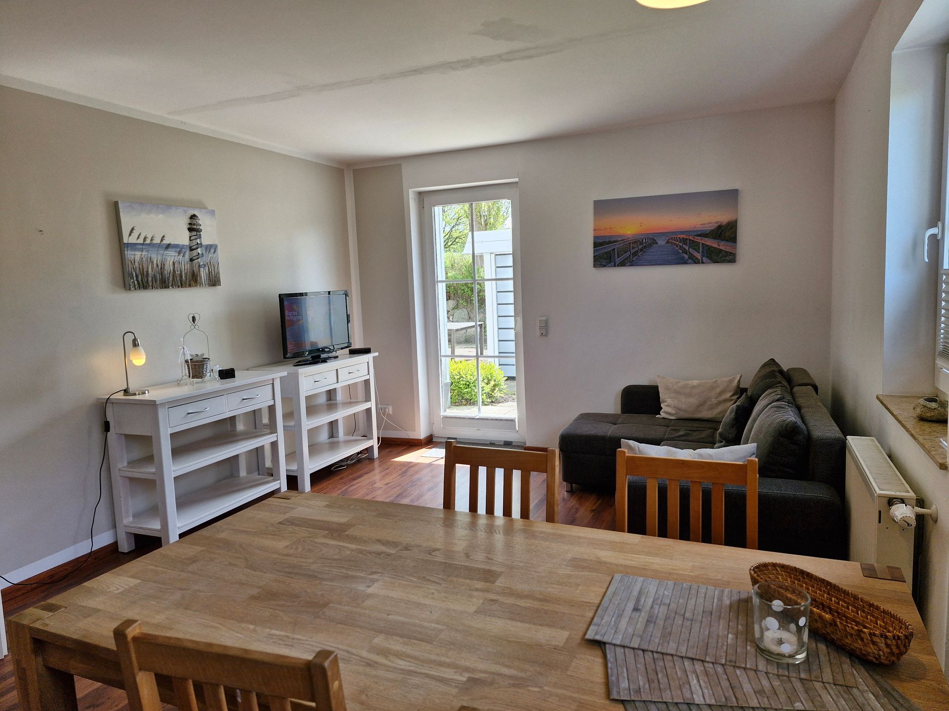 Ansicht Wohnzimmer mit Sitzecke und Esstisch