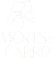 Un logotipo blanco con una flor y la palabra zanahoria.