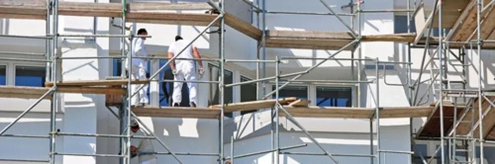 Modernes, großes Wohnzimmer in Altbau, Stuckarbeiten