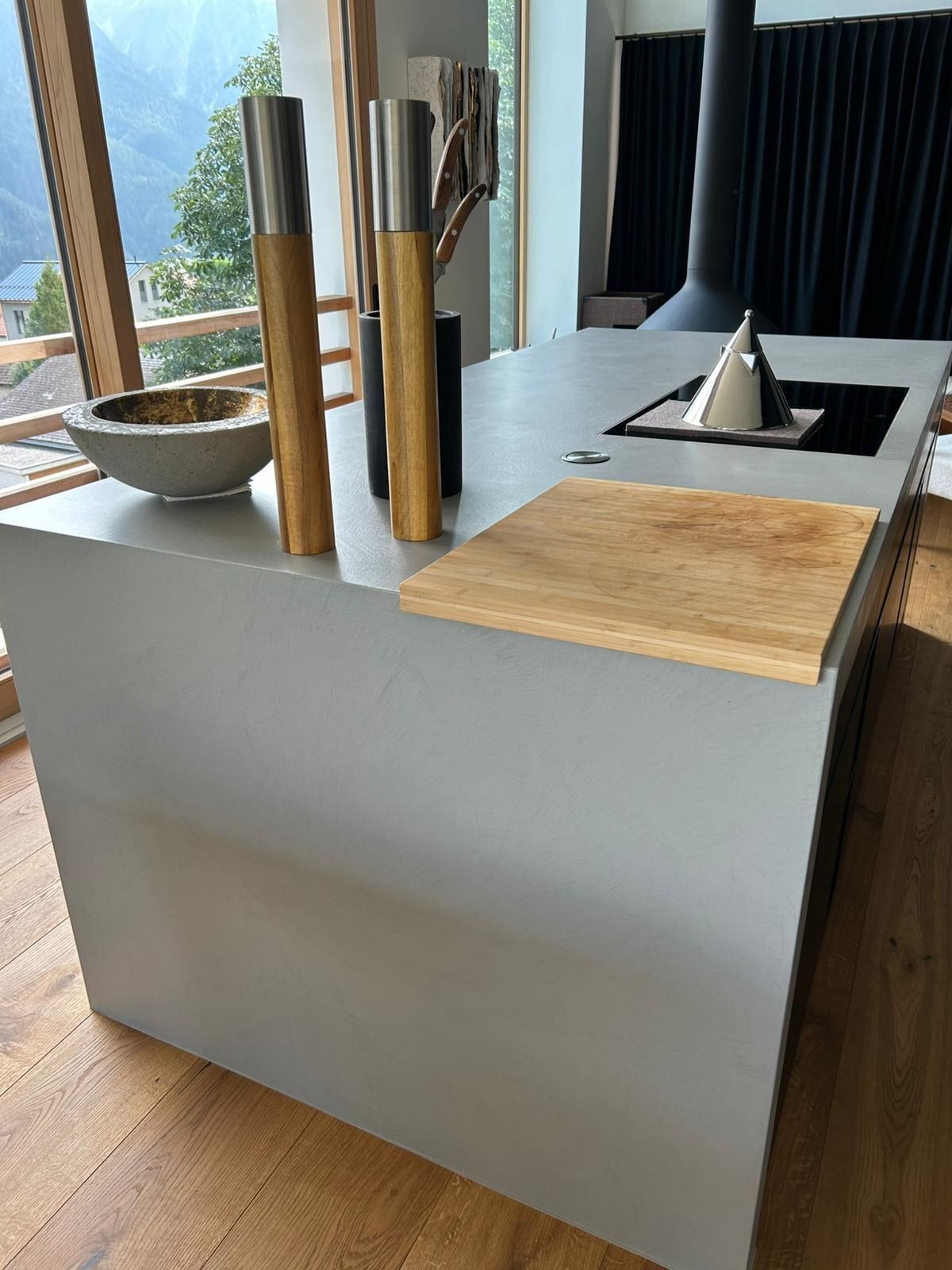 Ein junger Mann sitzt auf dem Fahrersitz eines weißen Lieferwagens.