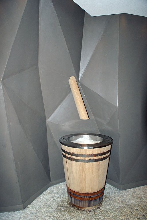 Eimer mit weissen Körnern 