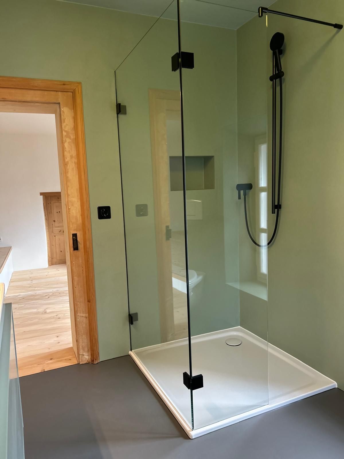 Fugenloses Bad grün