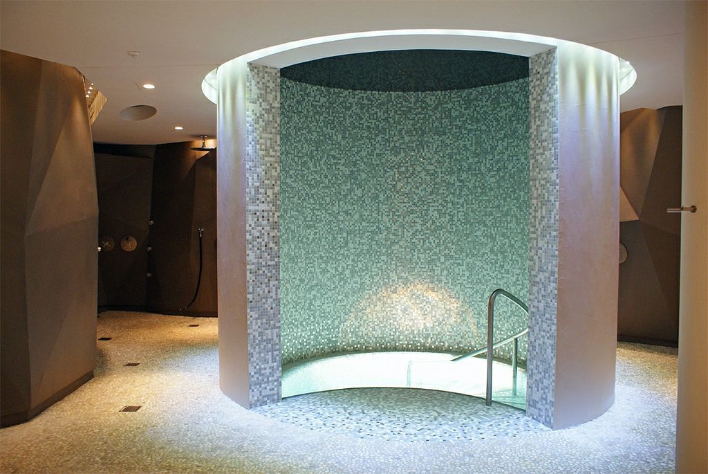 Malerarbeiten, Leiter, heller Raum