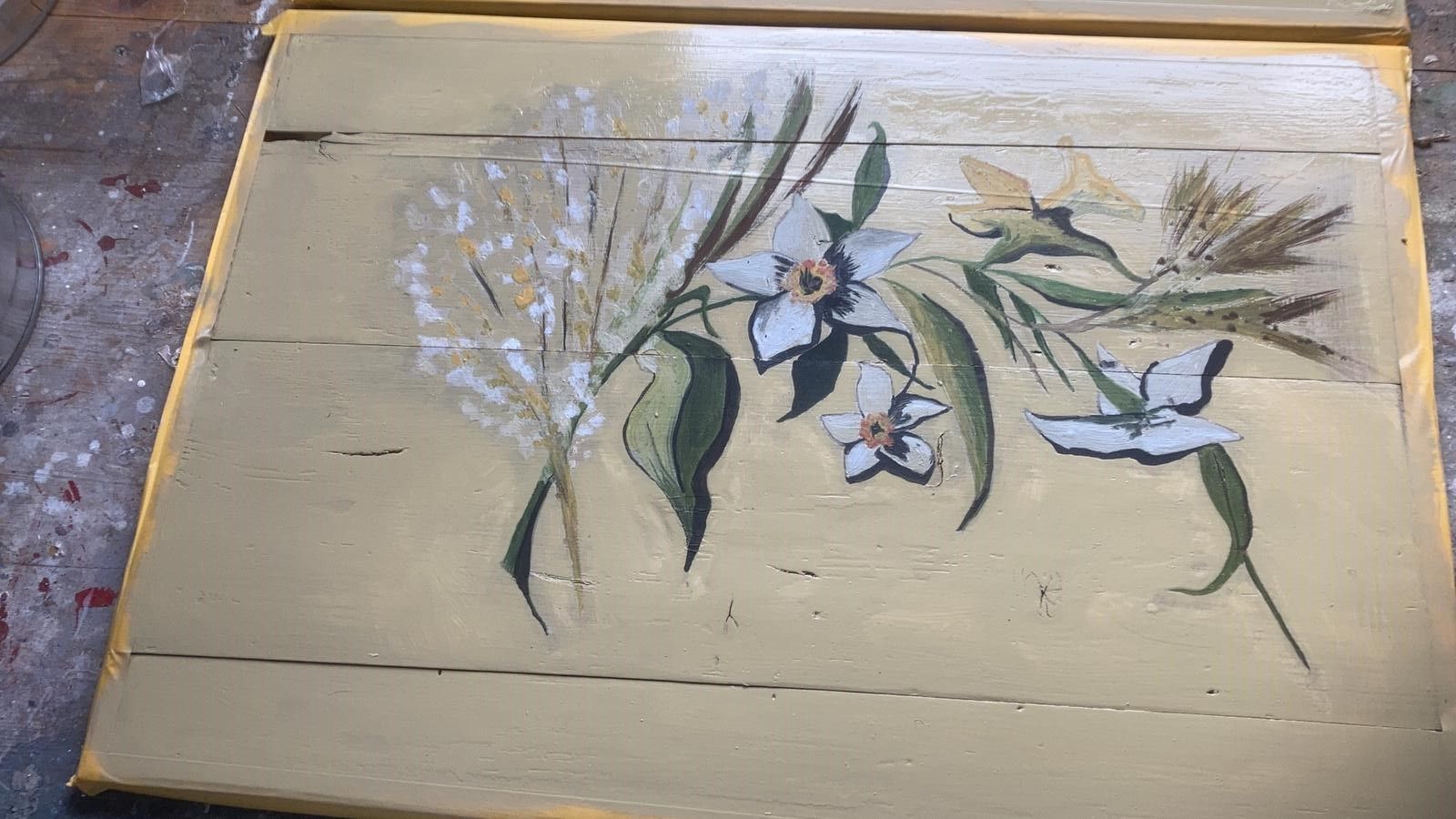 Modernes Altbau Wohnzimmer mit hohen Decken, graugrüne Wand, Sessel, Beistelltisch mit Teppich