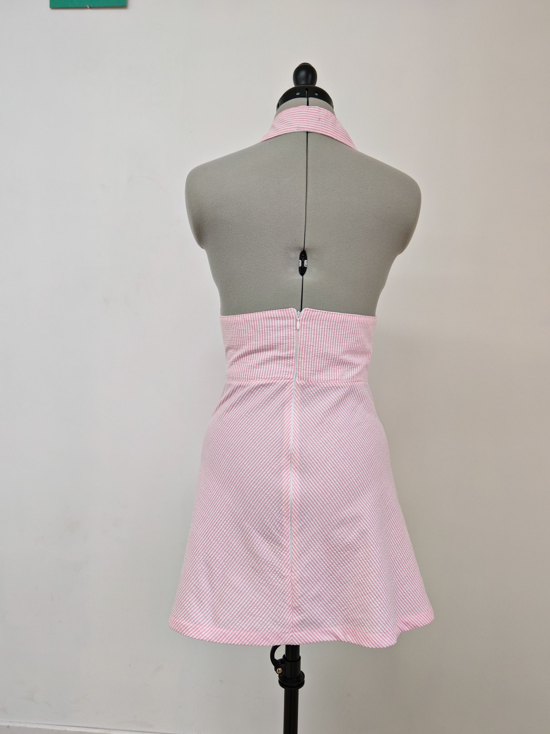 Robe dos nu sur un mannequin de couture.