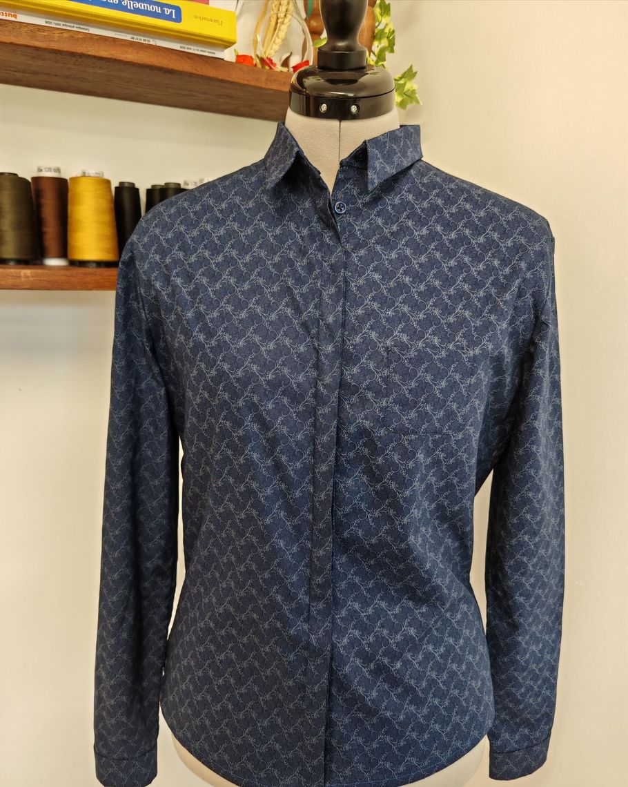 Chemise boutonnée à manches longues à motifs sur un mannequin dans un atelier de couture.
