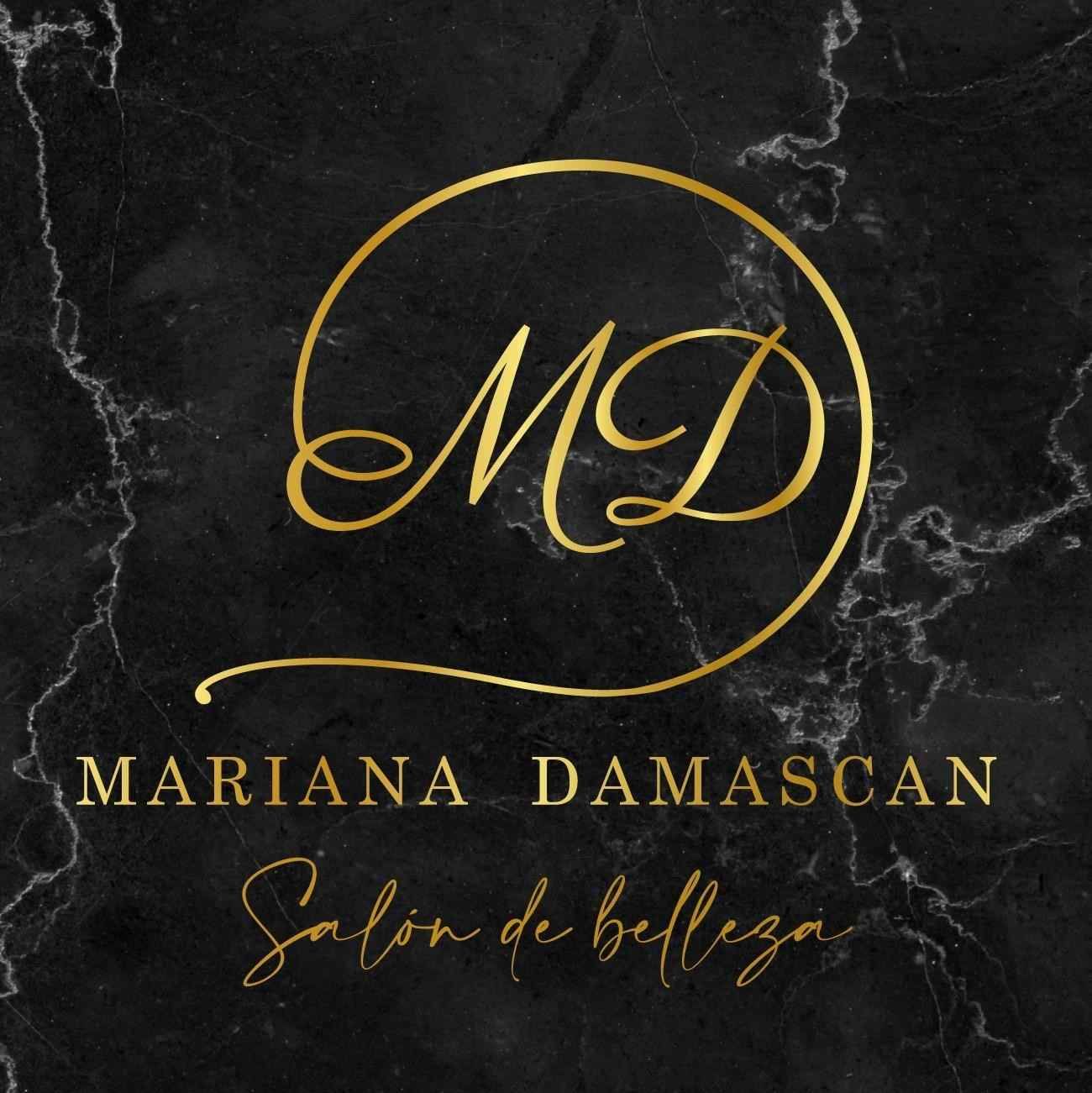 Logotipo de mármol negro con texto dorado “MD”, “Mariana Damascan” y “Salon de belleza”.