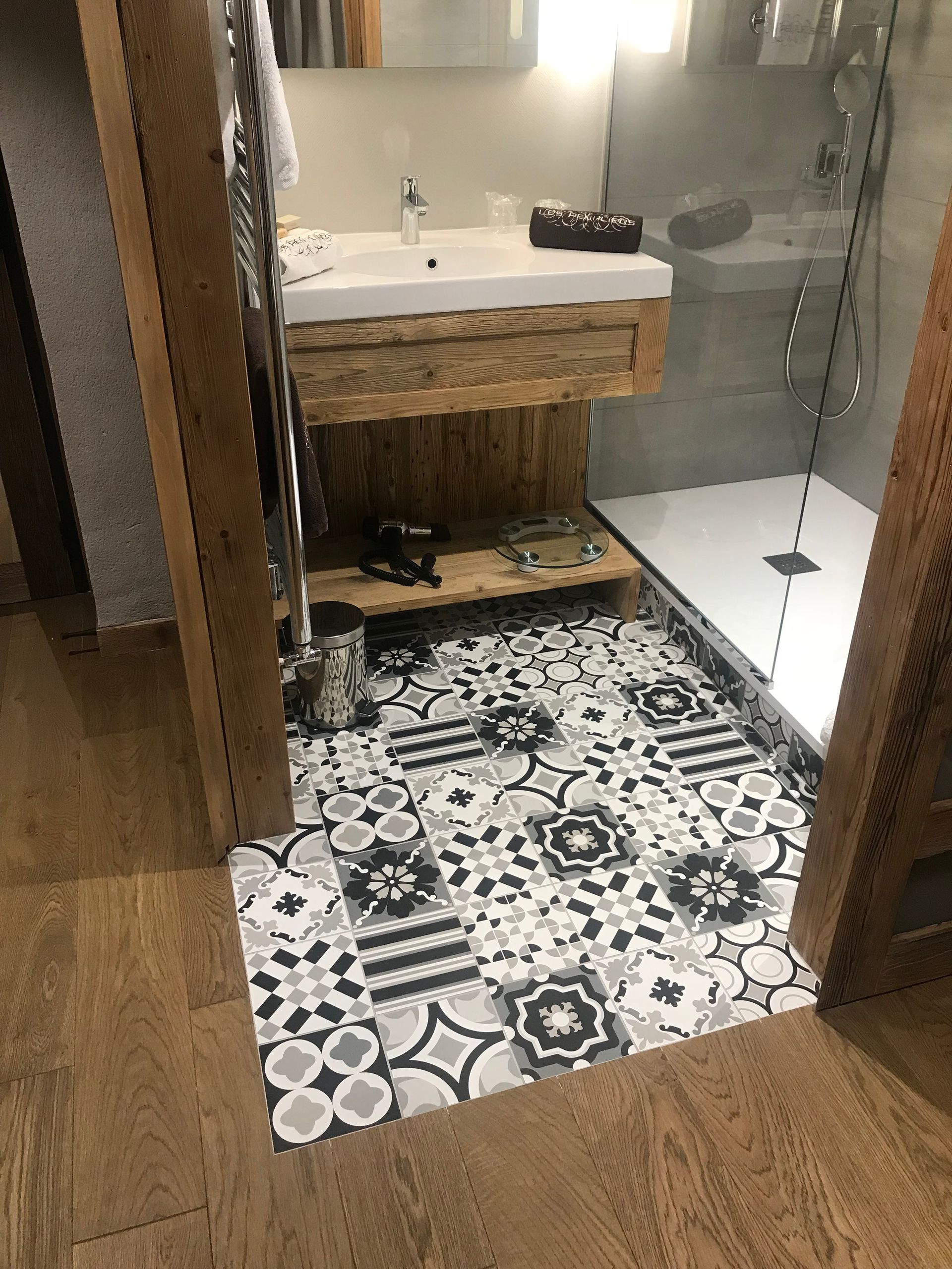 Une salle de bains vert foncée.