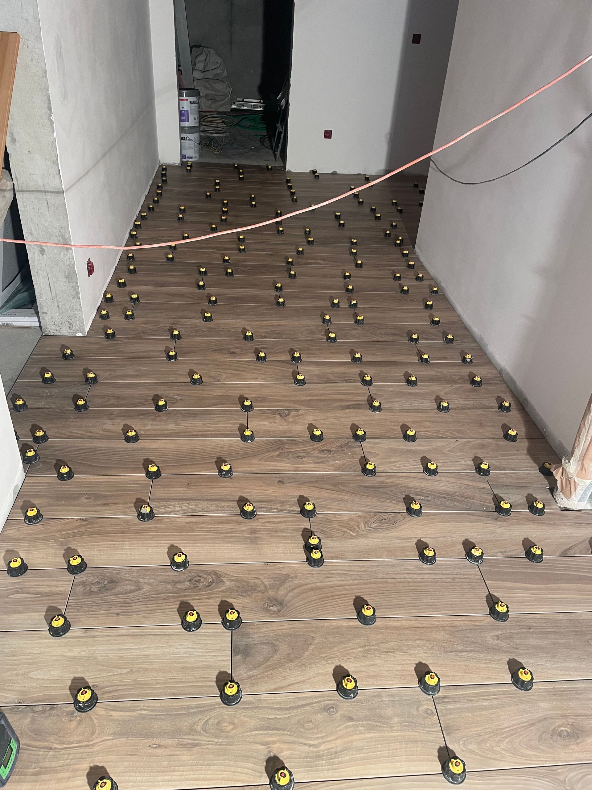 Une douche italienne avec de la lumière.