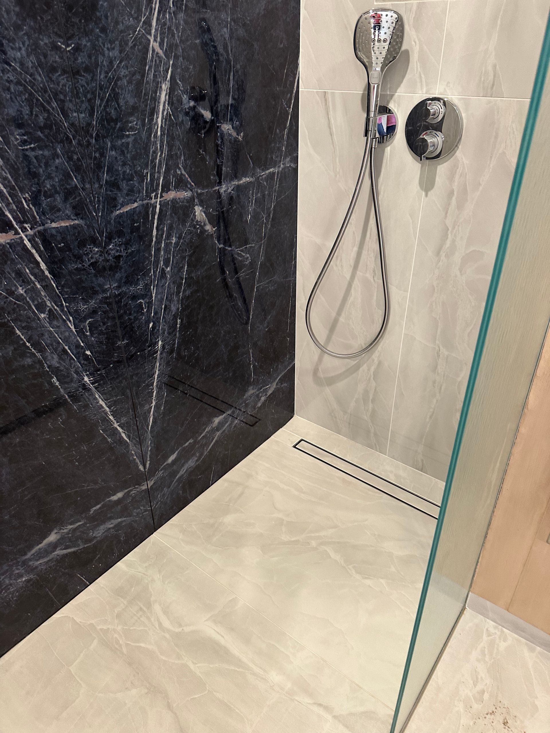 Une salle de bains avec une douche à l'italienne.