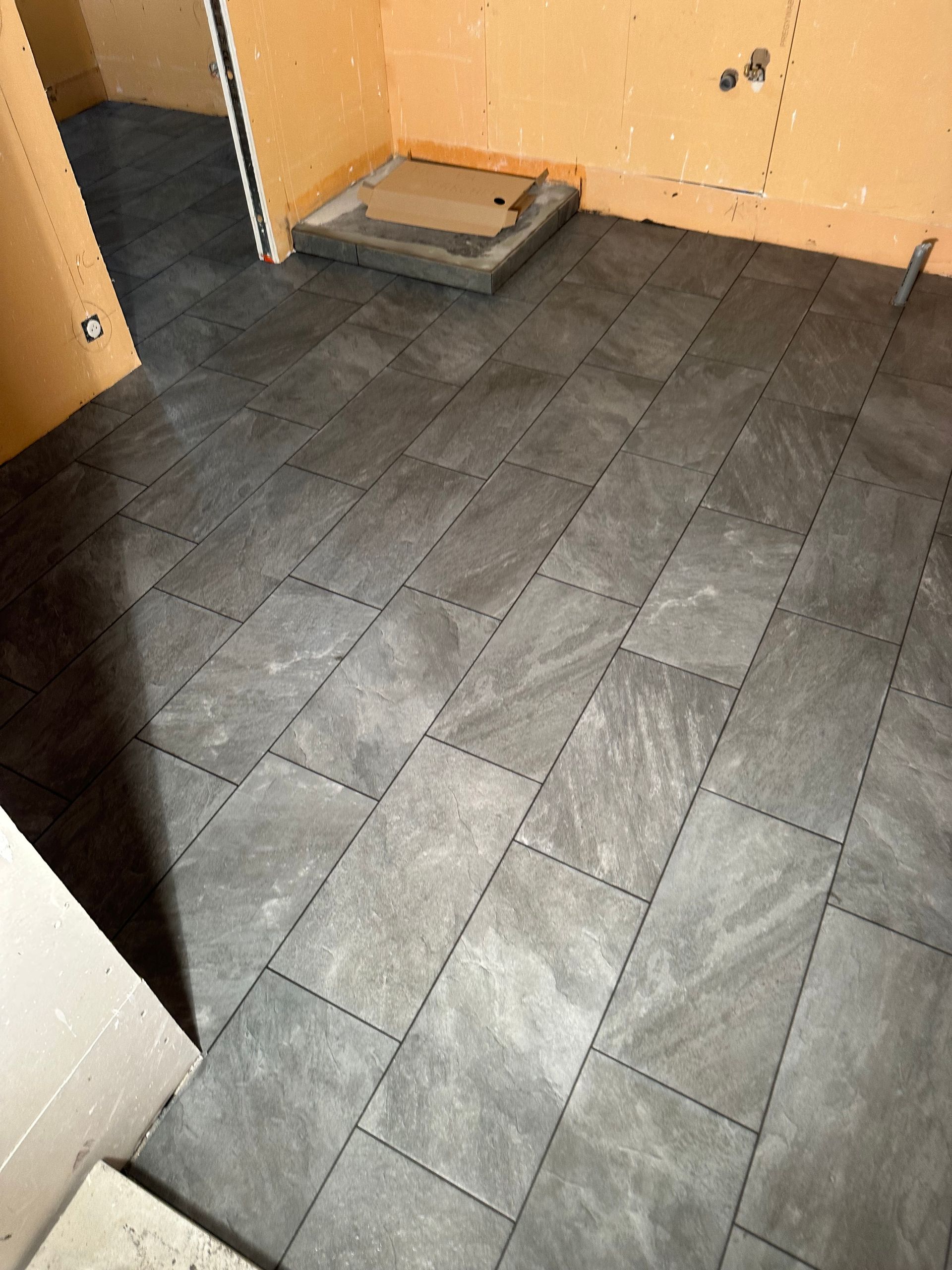 Des carrelages aux murs.