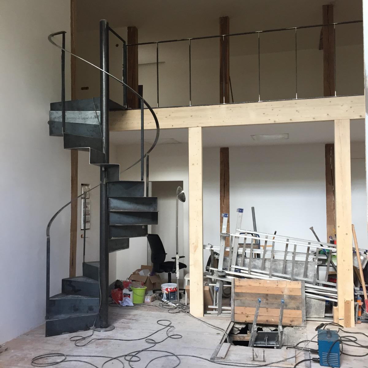 Escalier hélicoïdal en acier brut - Atelier d'artiste Paris
