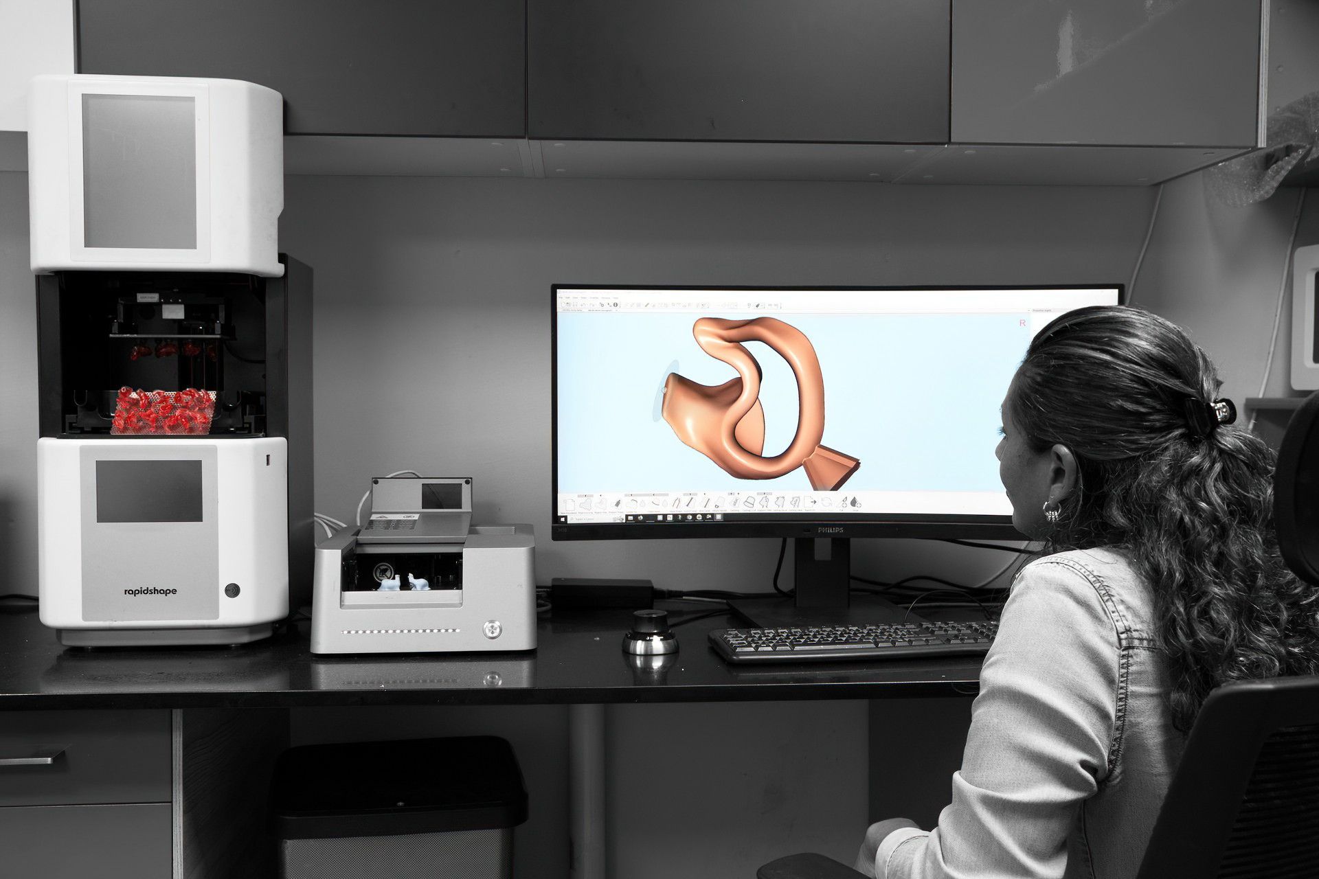 Audioprothésiste devant un 3D d'un conduit auditif sur son ordinateur