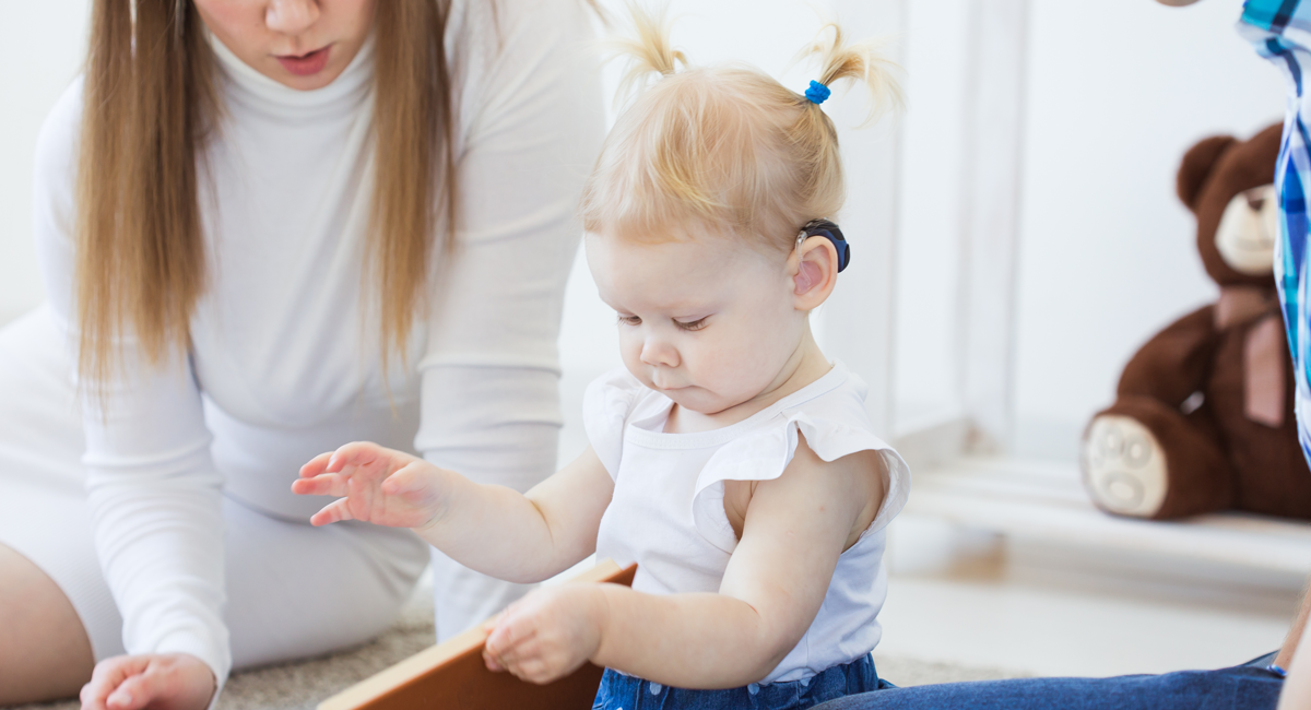 Enfant en bas âge avec une aide auditive