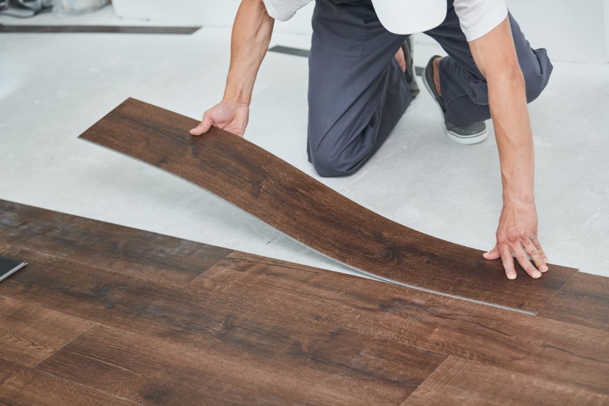 Verlegen von PVC in Holzoptik