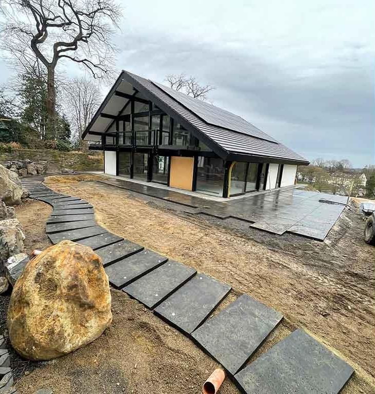 Mitten auf einem Feld wird ein Haus gebaut.