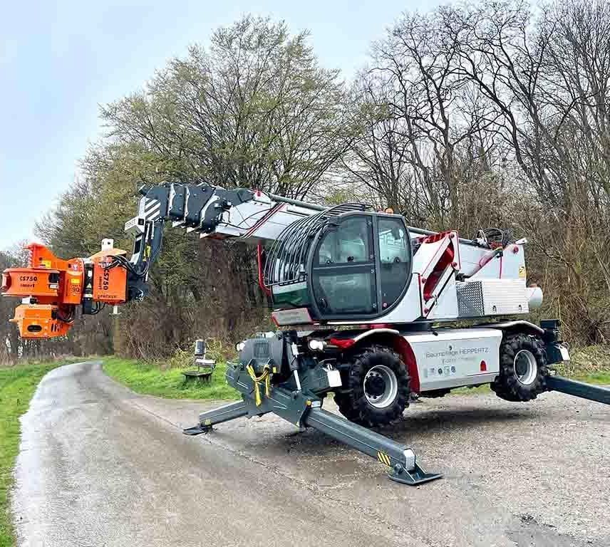 Ein rot-weißer Kran steht am Straßenrand.