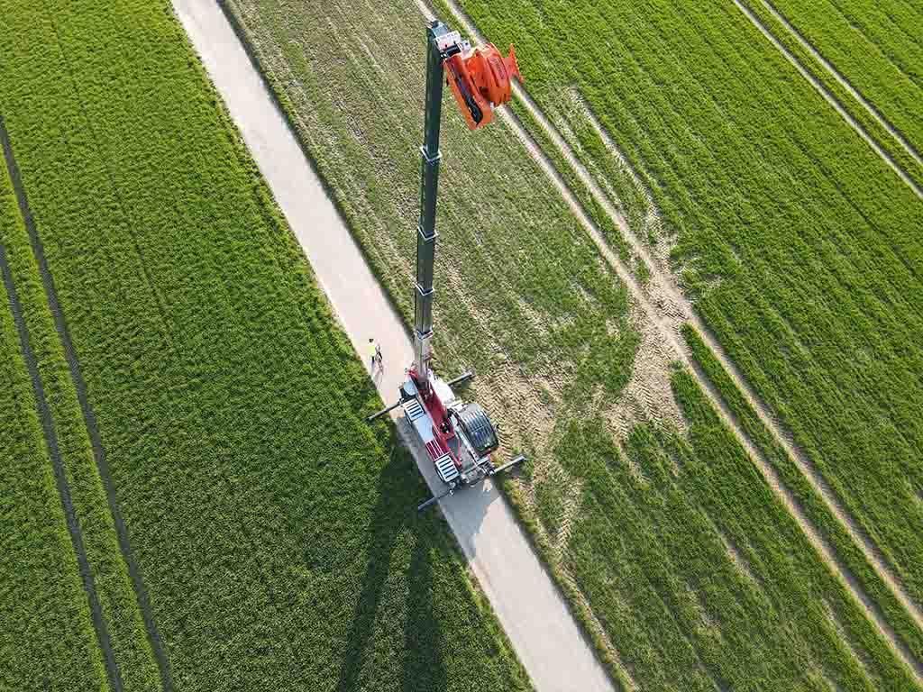 Eine Luftaufnahme eines Krans auf einem Feld.
