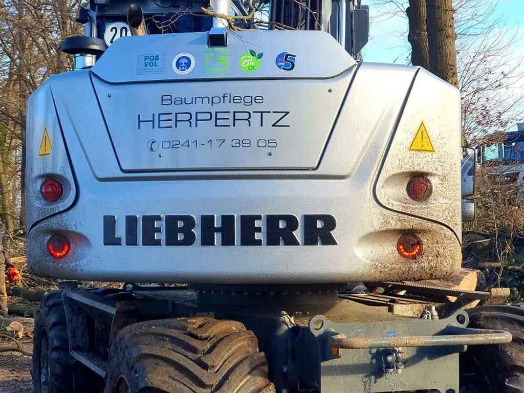 Die Rückseite eines Liebherr-Baggers ist zu sehen