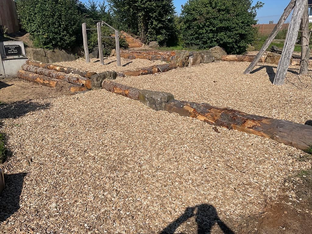 Der Schatten einer Person wird auf einen Haufen Holzspäne geworfen.