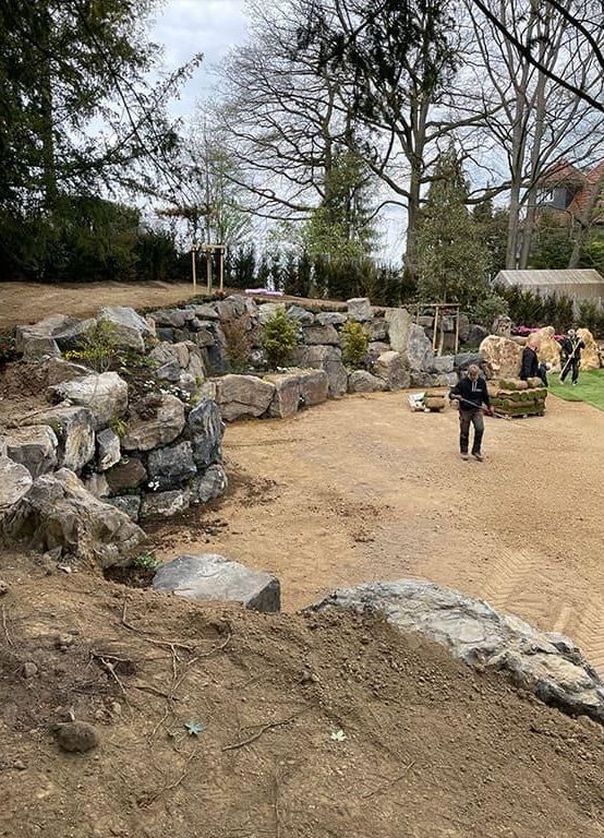 Ein Kind läuft durch ein felsiges Gebiet in einem Park.