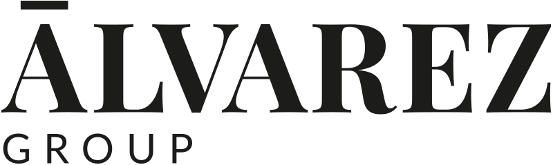 Logotipo del Grupo Álvarez: texto negro con una línea sobre la 