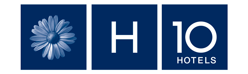 Logotipo para H10 Hotels: margarita, “H” blanca, “10” blanco con “HOTELS” debajo, todo sobre cuadrados azul oscuro.