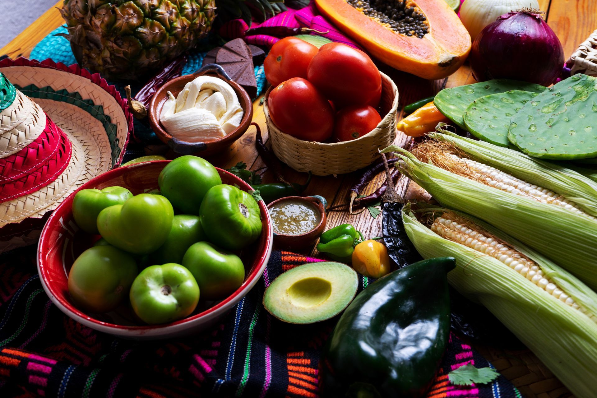 Una mesa cubierta con una variedad de frutas y verduras.