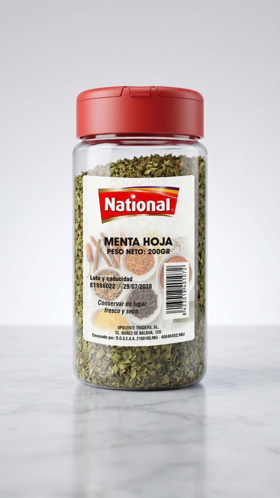Tarro de plástico transparente para especias con tapa roja, etiquetado como National Mentha (hojas de menta) sobre una superficie blanca.