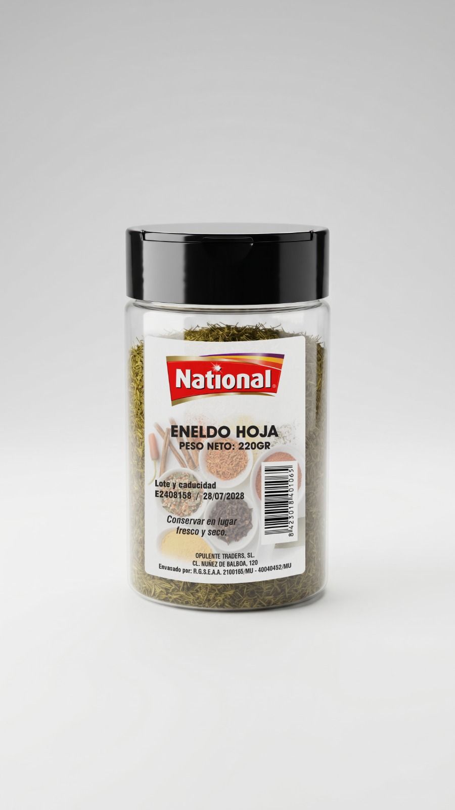 Hierbas secas de marca nacional en un frasco de vidrio con tapa negra sobre fondo blanco.