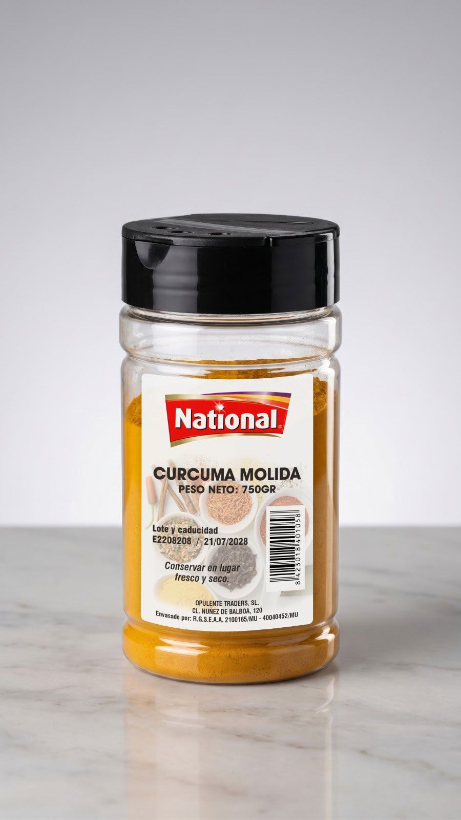 Frasco de especias National Curcuma molida con tapa negra sobre fondo blanco.
