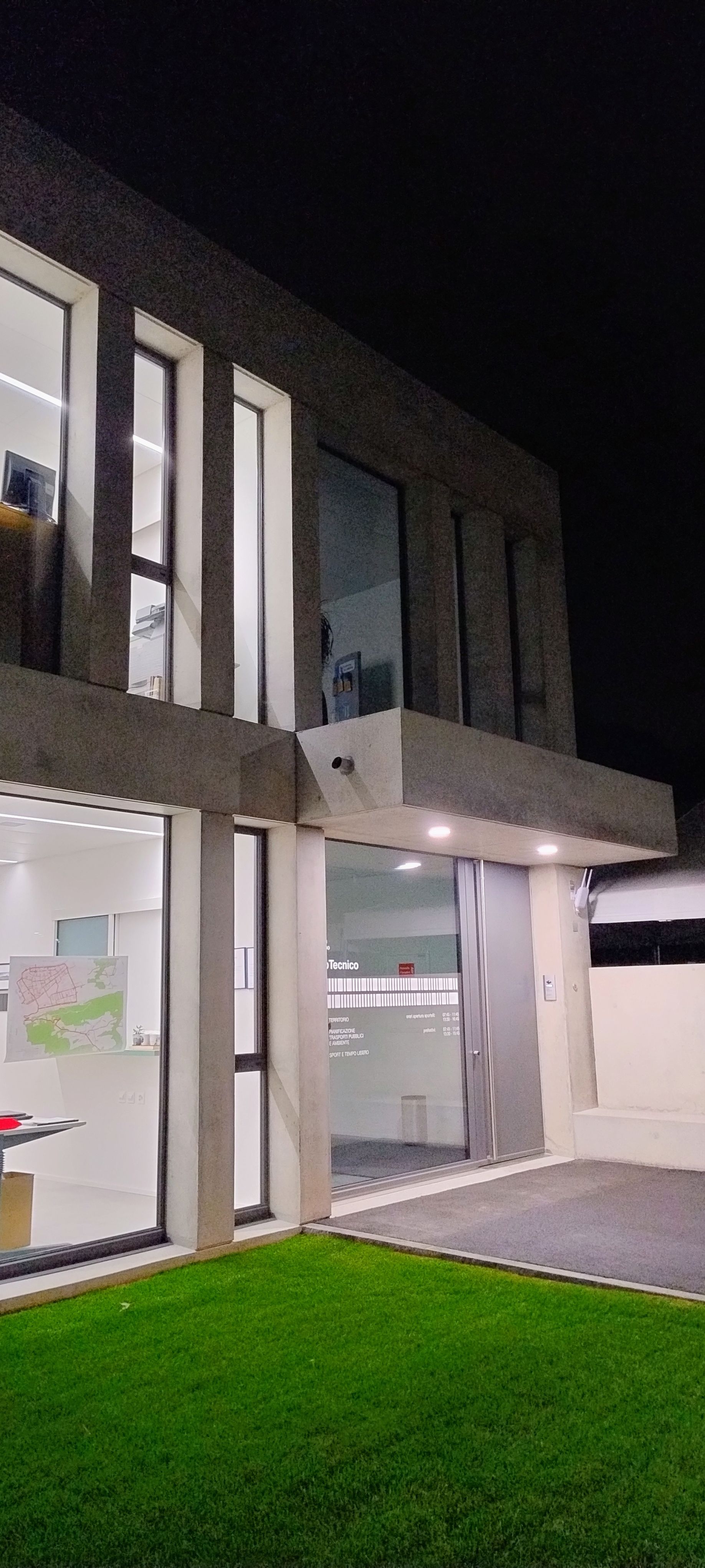 Immagine segnaposto, raffigura un'icona immagine all'interno di un quadrato bianco su sfondo grigio.