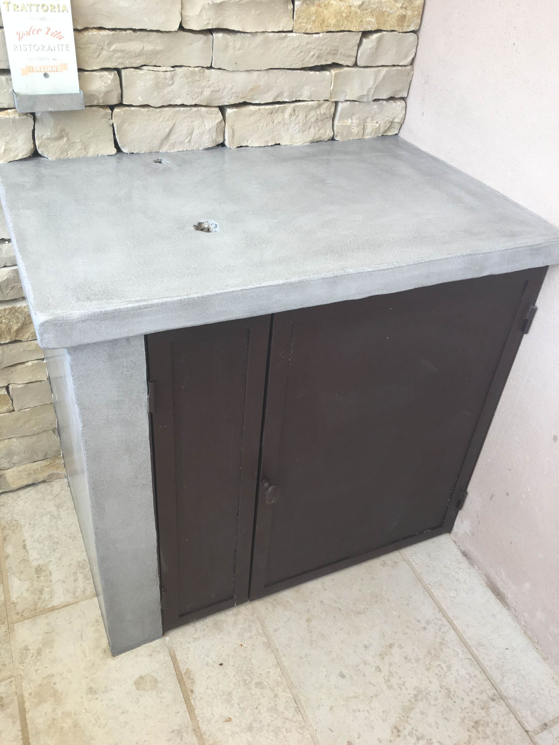 Armoire de rangement extérieure avec plateau en pierre et portes brun foncé