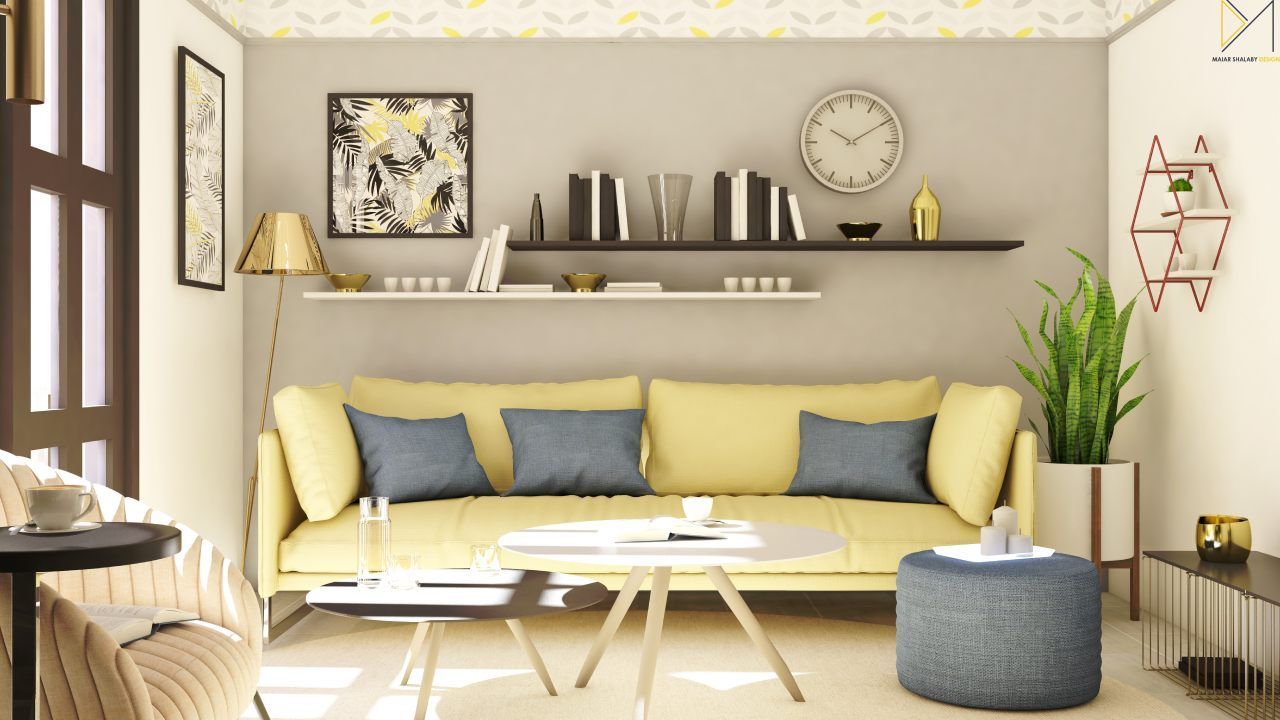 Salon moderne et lumineux avec canapé jaune, étagères, horloge murale, plantes et table basse