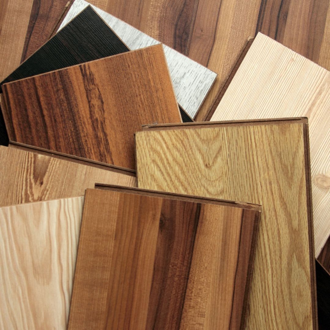 Échantillons de placage de bois assortis, de grains et de couleurs différents