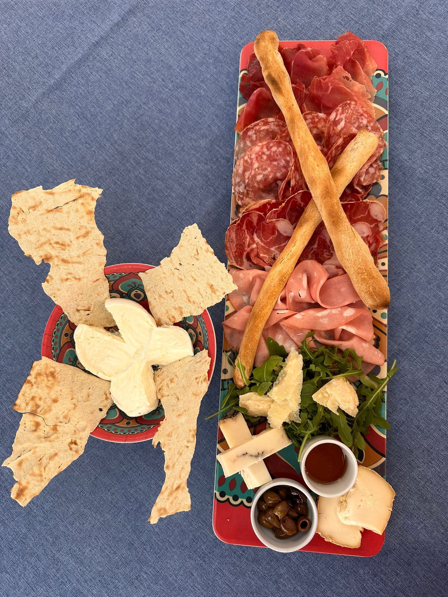 Crepe rellena de jamón, aguacate y brotes, servida en un plato blanco.
