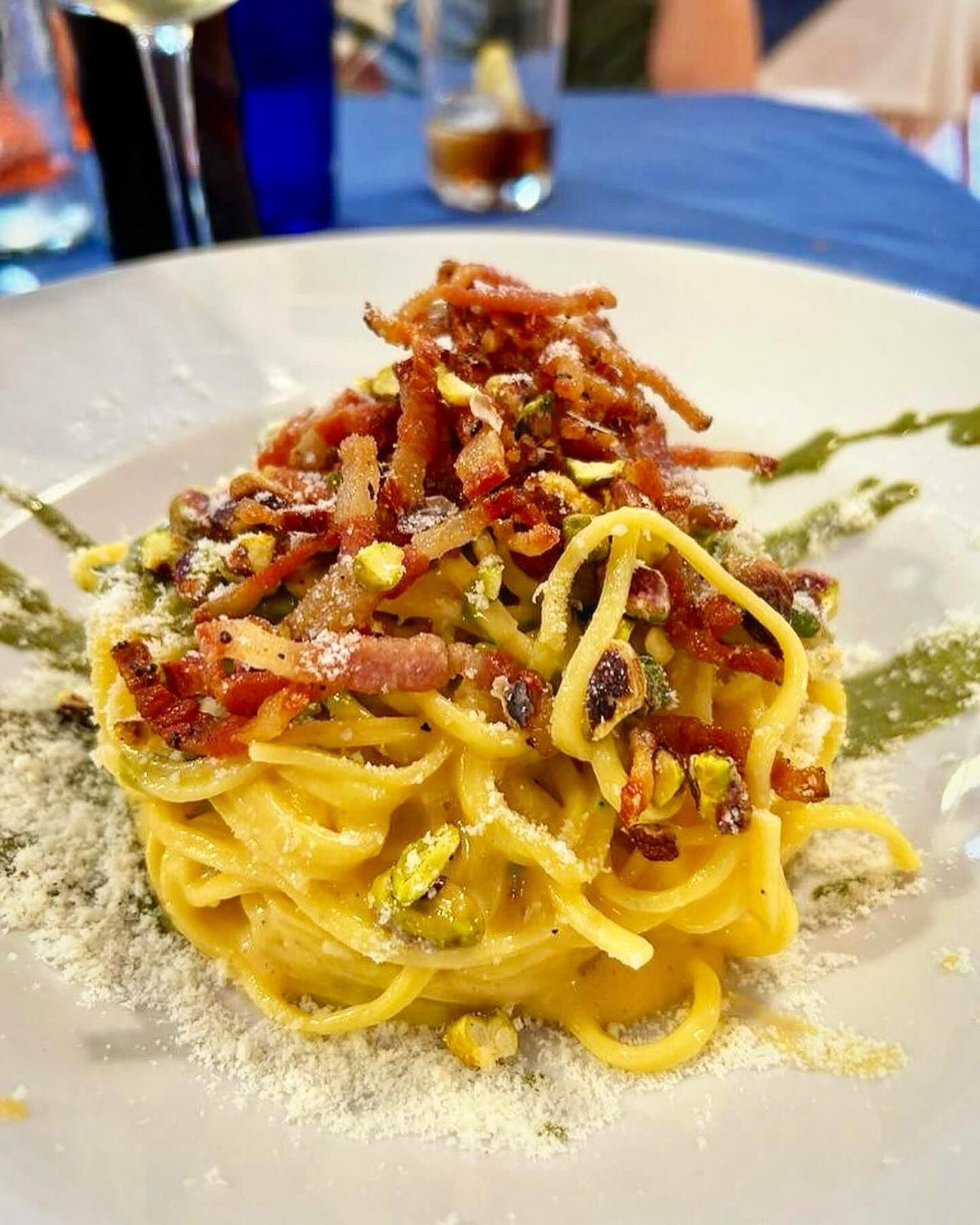 Linguine con almejas y salsa de tomate, adornado con perejil, servido en un plato blanco.