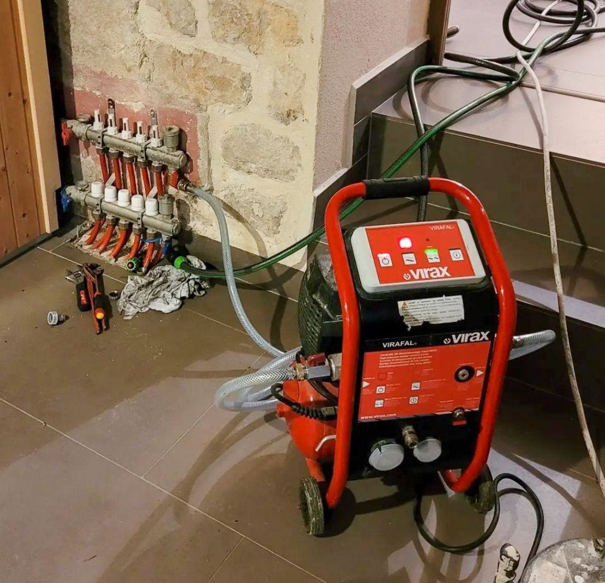 Débouchage de tuyauterie avec une machine de désembouage