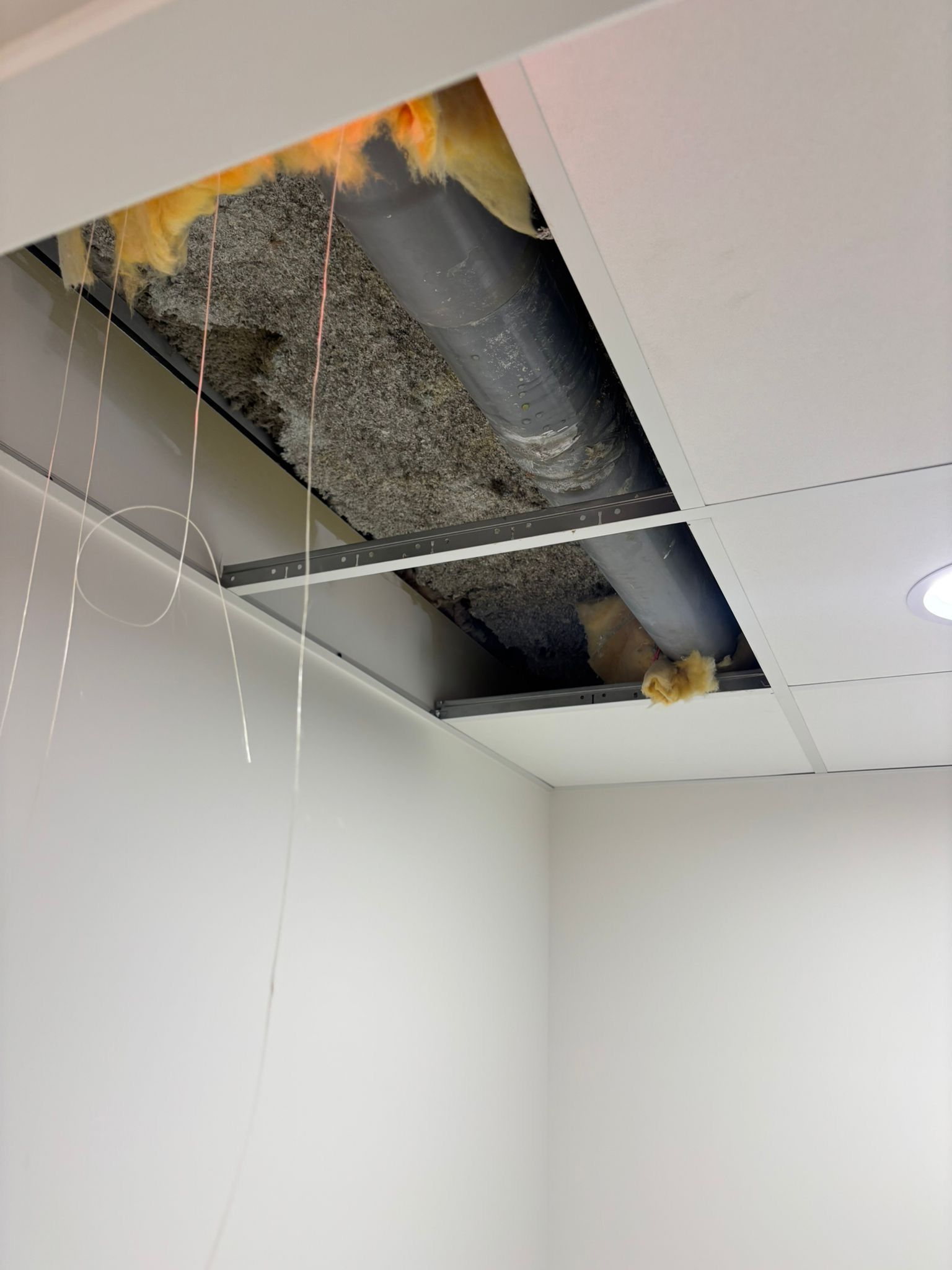 Ouverture du plafond pour accéder aux tuyaux