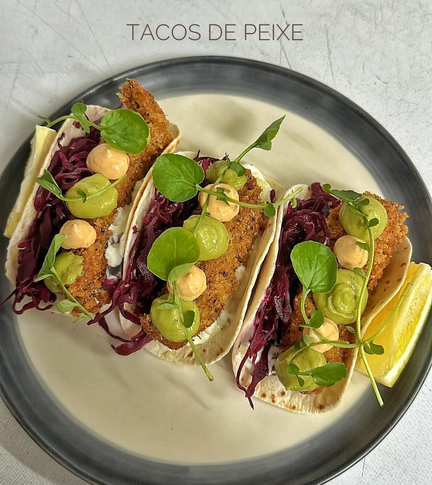 Un plato de tacos de pescado en una mesa