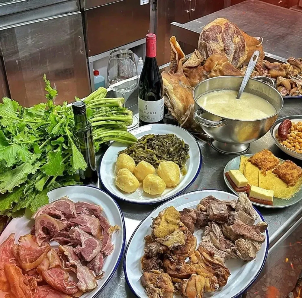 Un plato de tacos de pescado en una mesa