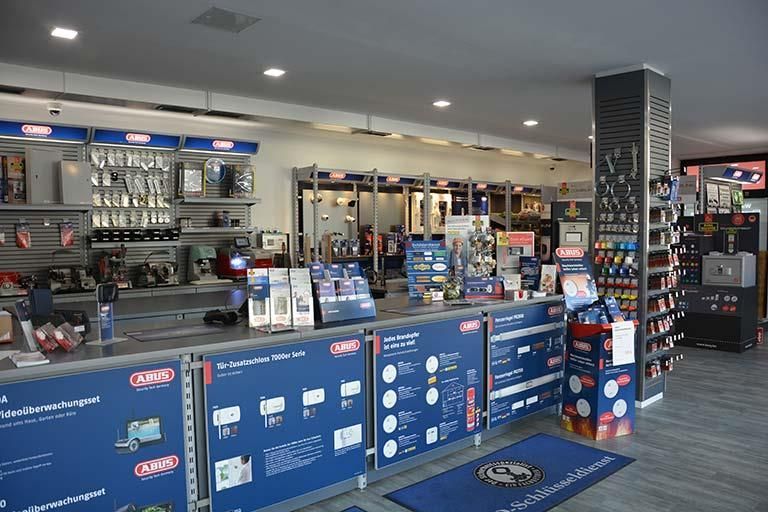 Das Innere eines Ladens mit einer Theke und Regalen