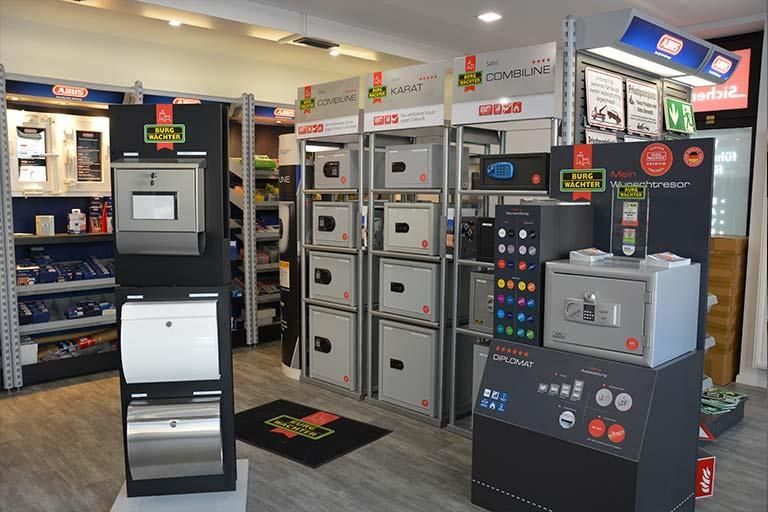 Eine Ausstellung von Tresoren und Briefkästen in einem Geschäft