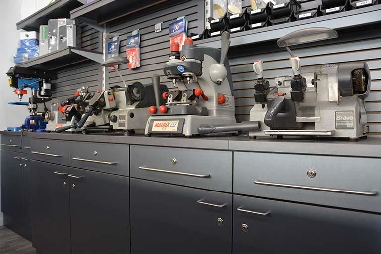 Ein Haufen Schlüsselfräsmaschinen steht aufgereiht auf einem Tresen