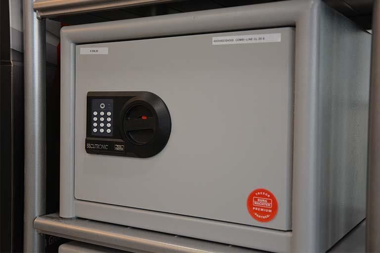 Oben auf einem Regal steht ein digitaler Safe.