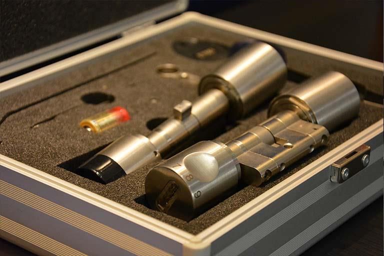 Ein silbernes Gehäuse mit zwei Zylindern darin